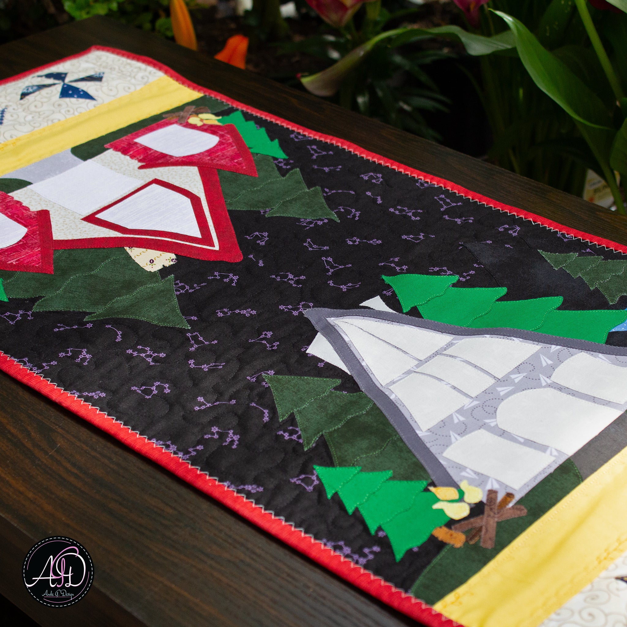 Marshmallow Corner Quilted Table Runner | Applique Table Runner