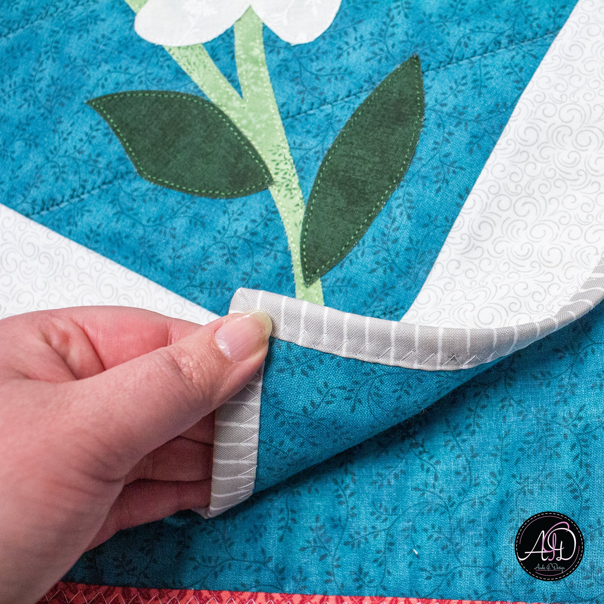 Teal Daisy Applique Quilted Table Runner